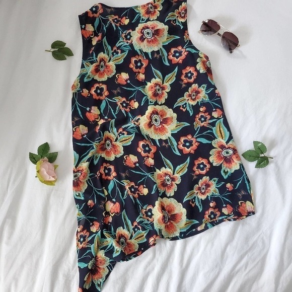 DR2 Floral Asymmetrical Top Size L - Picture 2 of 7